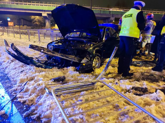 Przy młynie Krauzego BMW staranowało bariery. Kierująca autem kobieta nie opanowała auta (zdjęcia)