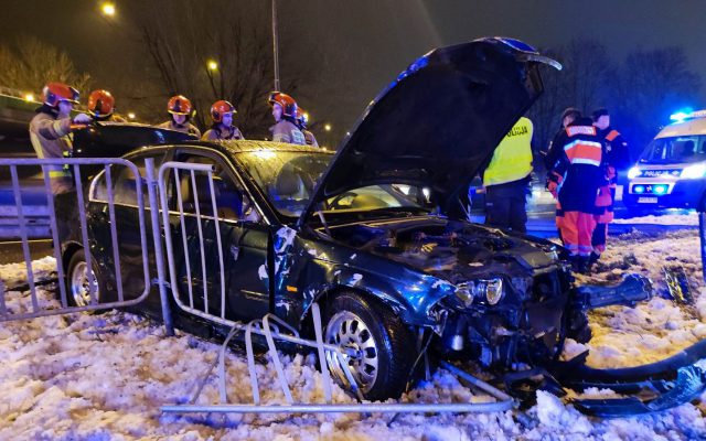 Przy młynie Krauzego BMW staranowało bariery. Kierująca autem kobieta nie opanowała auta (zdjęcia)