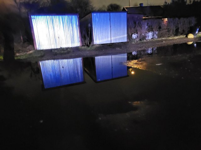 Po opadach deszczu w Bystrzycy znacznie przybyło wody. Znów zalane zostały okoliczne tereny (zdjęcia)