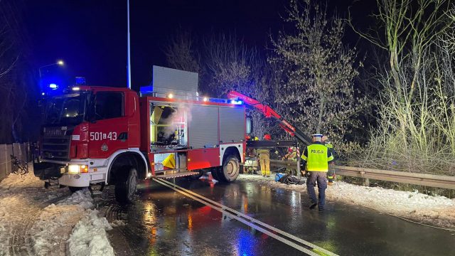 Dramatyczna akcja ratunkowa. Ford wpadł do rzeki, jedna osoba uwięziona w aucie (zdjęcia, wideo)