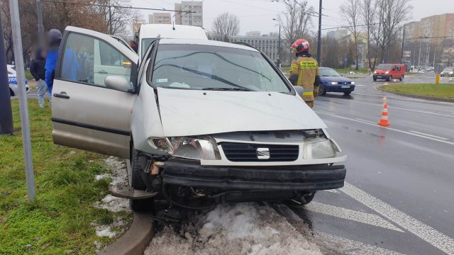 Na tym rondzie to codzienność. Tym razem volkswagen zderzył się z seatem (zdjęcia)