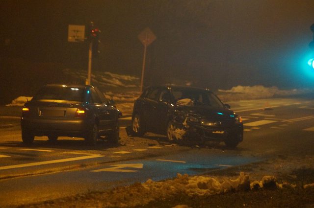 Skręcał w lewo, nie ustąpił pierwszeństwa przejazdu. Audi zderzyło się z mazdą (zdjęcia)