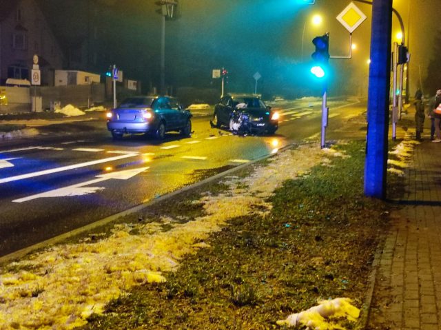 Skręcał w lewo, nie ustąpił pierwszeństwa przejazdu. Audi zderzyło się z mazdą (zdjęcia)