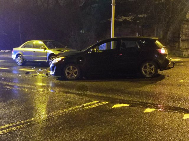 Skręcał w lewo, nie ustąpił pierwszeństwa przejazdu. Audi zderzyło się z mazdą (zdjęcia)