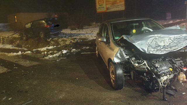 Zderzenie opla z mitsubishi. Wjechała na skrzyżowanie wprost przed nadjeżdżające auto (zdjęcia)