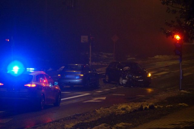 Skręcał w lewo, nie ustąpił pierwszeństwa przejazdu. Audi zderzyło się z mazdą (zdjęcia)