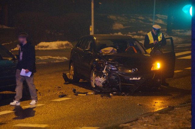 Skręcał w lewo, nie ustąpił pierwszeństwa przejazdu. Audi zderzyło się z mazdą (zdjęcia)