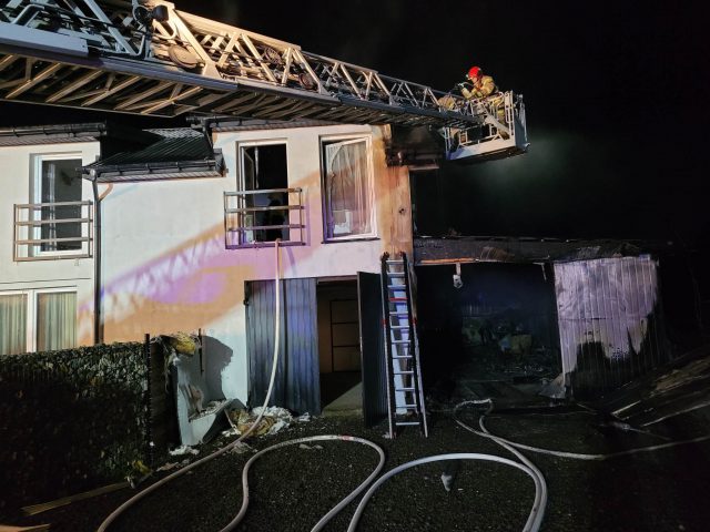 Zapalił się garaż, płomienie zaczęły się rozprzestrzeniać na dom. Akcja gaśnicza dobiega końca (zdjęcia)