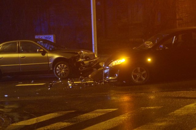 Skręcał w lewo, nie ustąpił pierwszeństwa przejazdu. Audi zderzyło się z mazdą (zdjęcia)