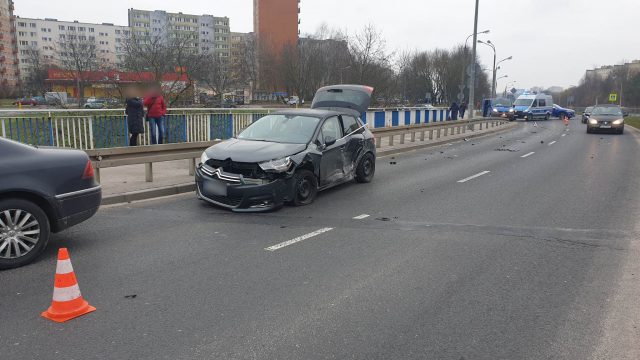 Zderzenie dwóch pojazdów osobowych na al. Smorawińskiego. Są utrudnienia w ruchu (zdjęcia)