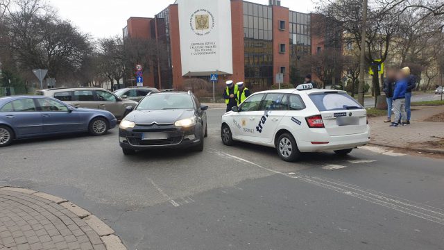 Zderzenie skody z citroenem. Żaden z kierowców nie poczuwał się do winy (zdjęcia)