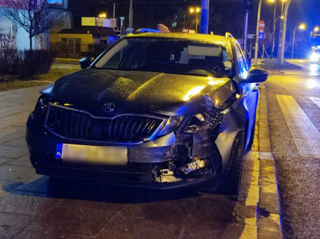 Nocne zderzenie skody z toyotą. Kierująca jednym z aut nie zastosowała się do oznakowania (zdjęcia)