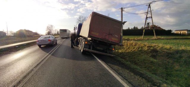 Utrudnienia w ruchu na trasie Lublin-Łęczna. Ciężarówka wypadła z drogi (zdjęcia)