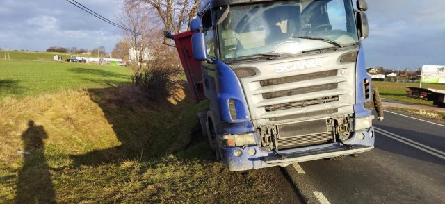 Utrudnienia w ruchu na trasie Lublin-Łęczna. Ciężarówka wypadła z drogi (zdjęcia)