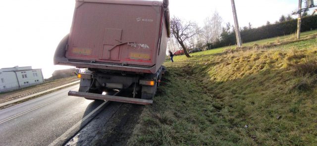 Utrudnienia w ruchu na trasie Lublin-Łęczna. Ciężarówka wypadła z drogi (zdjęcia)