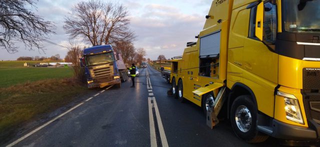 Utrudnienia w ruchu na trasie Lublin-Łęczna. Ciężarówka wypadła z drogi (zdjęcia)