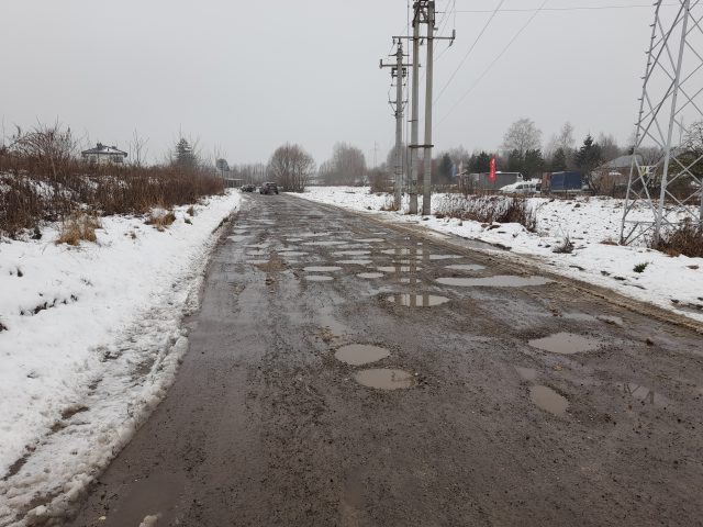 Na razie nie mają co liczyć na remont tych ulic. Mieszkańcy nadal muszą brnąć przez głębokie kałuże (zdjęcia)