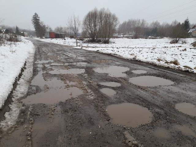 Na razie nie mają co liczyć na remont tych ulic. Mieszkańcy nadal muszą brnąć przez głębokie kałuże (zdjęcia)