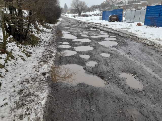 Na razie nie mają co liczyć na remont tych ulic. Mieszkańcy nadal muszą brnąć przez głębokie kałuże (zdjęcia)