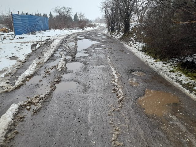 Na razie nie mają co liczyć na remont tych ulic. Mieszkańcy nadal muszą brnąć przez głębokie kałuże (zdjęcia)