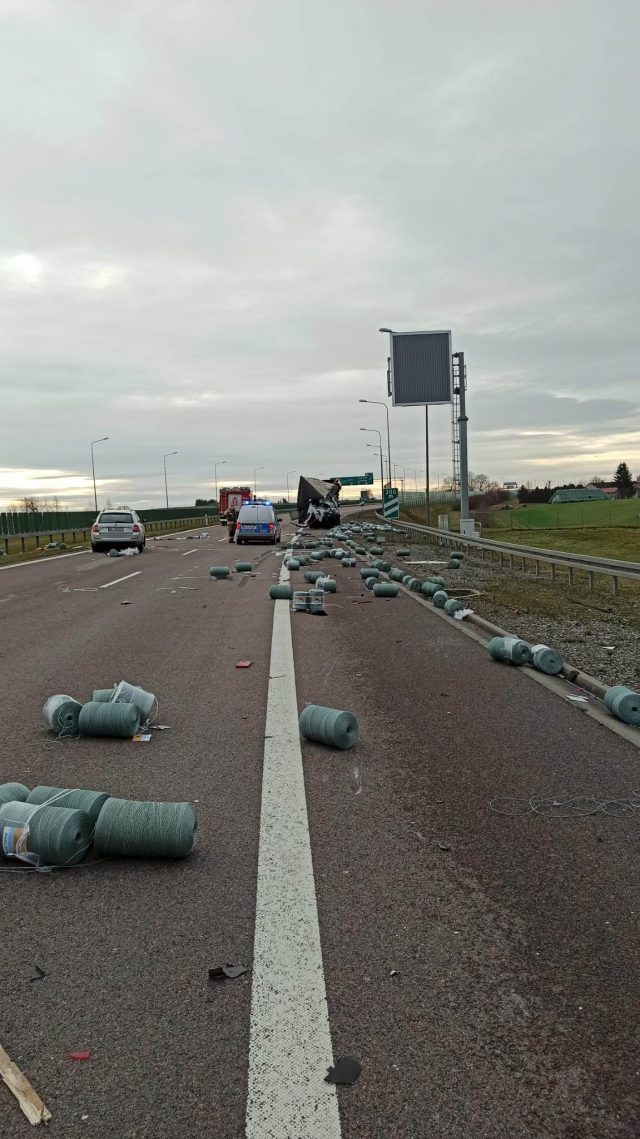 Zderzenie dwóch ciężarówek w Bogucinie. Duże utrudnienia w ruchu na drodze ekspresowej (zdjęcia)