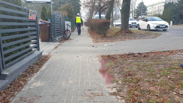 Wyjeżdżał z posesji, potrącił jadącego chodnikiem rowerzystę (zdjęcia)