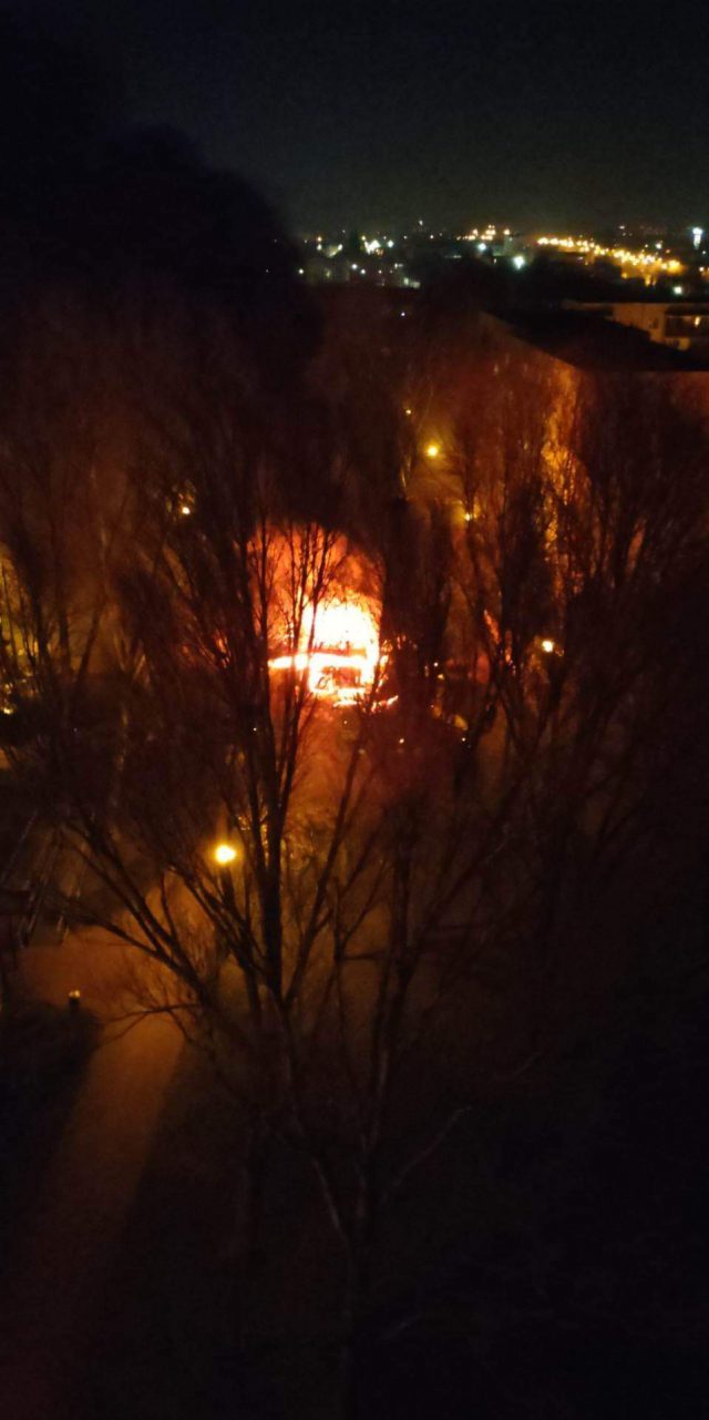 Szereg pożarów od fajerwerków. W Lublinie ogień uszkodził kilka aut, straty są spore (zdjęcia)