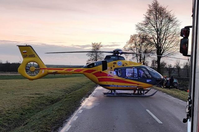 Zaczął wyprzedzać, kiedy był już wyprzedzany. Citroen uderzył w drzewo, cztery nastoletnie osoby trafiły do szpitala (zdjęcia)