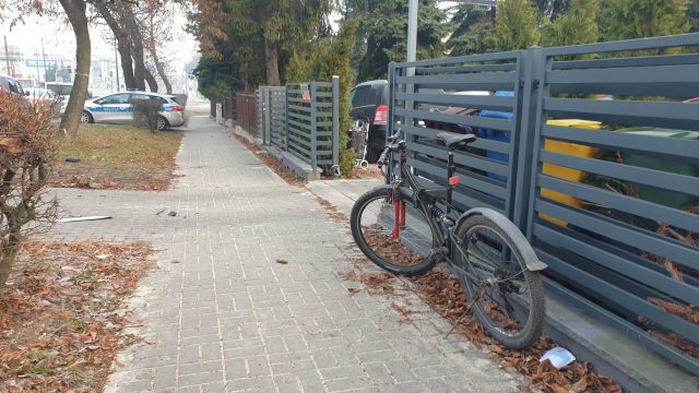 Wyjeżdżał z posesji, potrącił jadącego chodnikiem rowerzystę (zdjęcia)