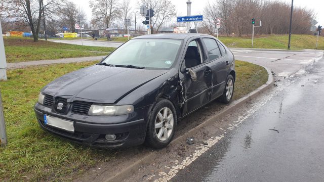 To kolejne, podobne zdarzenie drogowe w tym miejscu. Jedna osoba trafiła do szpitala (zdjęcia)