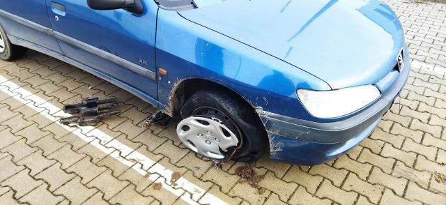 Na obwodnicy Lublina od pojazdu dostawczego urwało się koło. Trzy pojazdy uszkodzone (zdjęcia)