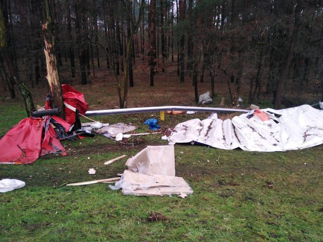 Ciężarówka wypadła z drogi krajowej nr 19 i uderzyła w drzewa (zdjęcia)