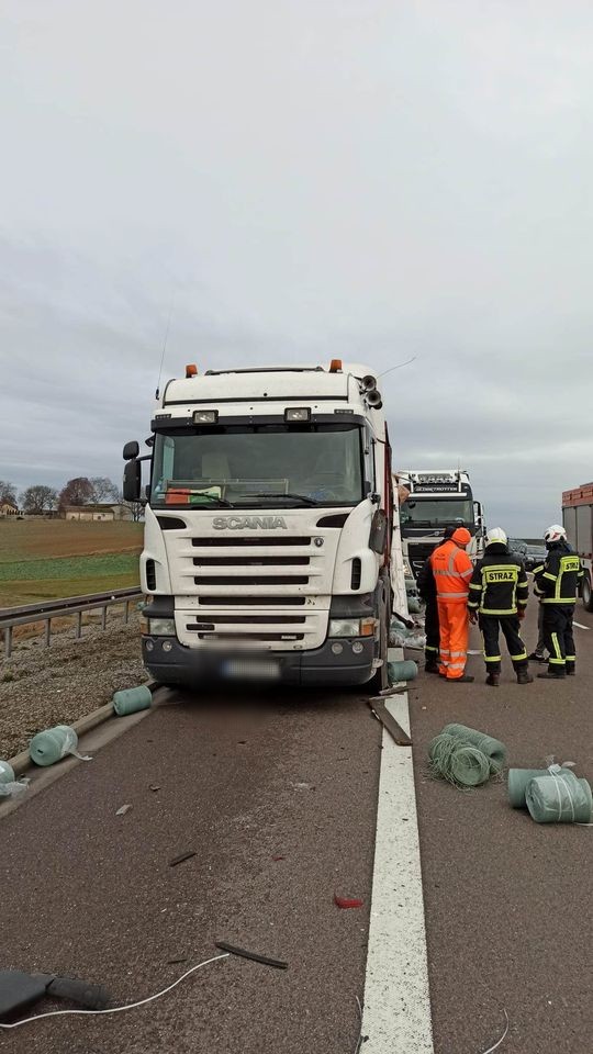 Zderzenie dwóch ciężarówek w Bogucinie. Duże utrudnienia w ruchu na drodze ekspresowej (zdjęcia)