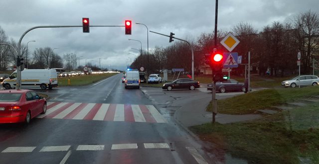 To kolejne, podobne zdarzenie drogowe w tym miejscu. Jedna osoba trafiła do szpitala (zdjęcia)