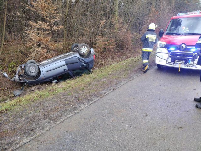 Wypadła renaultem z drogi, auto dachowało w rowie (zdjęcia)