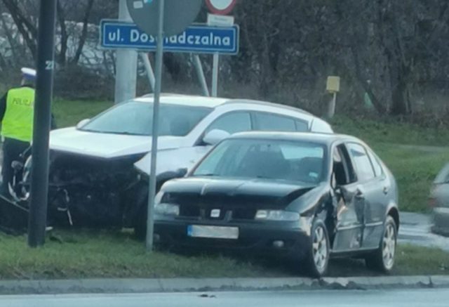 To kolejne, podobne zdarzenie drogowe w tym miejscu. Jedna osoba trafiła do szpitala (zdjęcia)