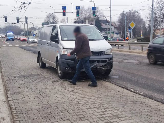 Groźne zdarzenie drogowe na skrzyżowaniu w Lublinie. Jeden z pojazdów przewrócił się na bok (zdjęcia)