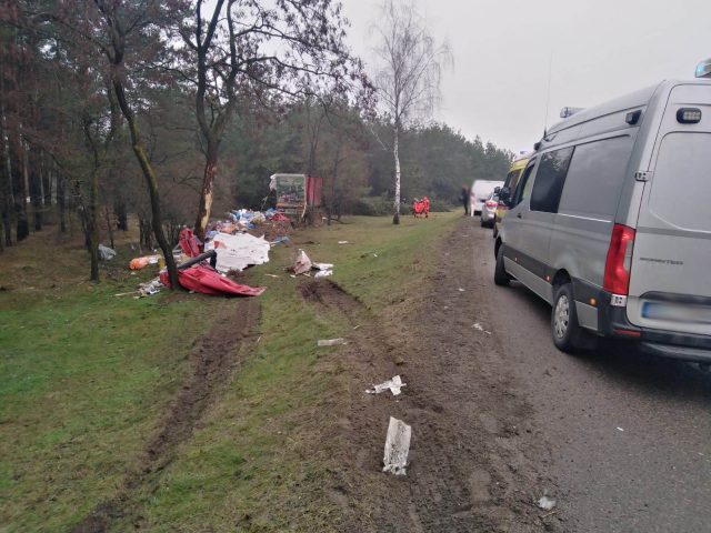Ciężarówka wypadła z drogi krajowej nr 19 i uderzyła w drzewa (zdjęcia)