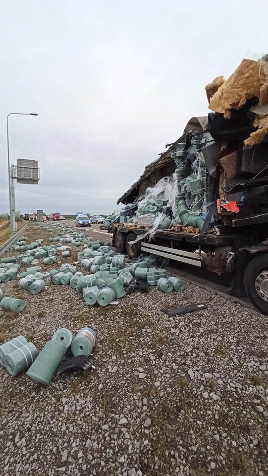 Zderzenie dwóch ciężarówek w Bogucinie. Duże utrudnienia w ruchu na drodze ekspresowej (zdjęcia)