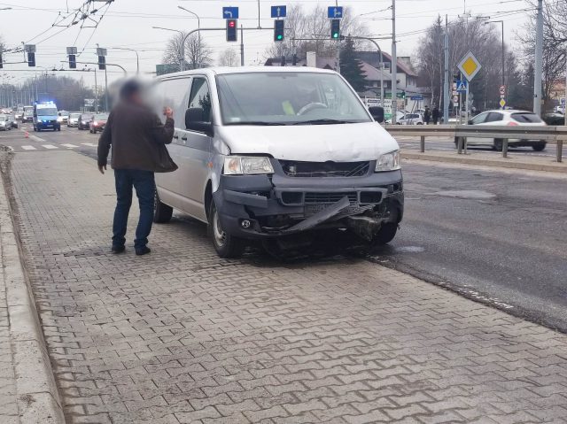 Groźne zdarzenie drogowe na skrzyżowaniu w Lublinie. Jeden z pojazdów przewrócił się na bok (zdjęcia)