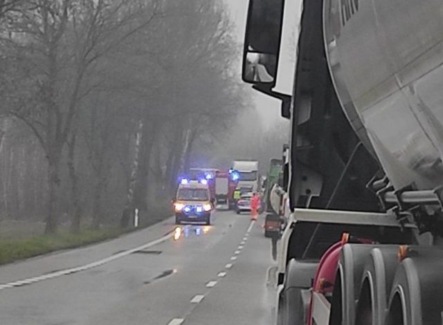 Zderzenie pojazdów na trasie Lublin-Lubartów. Jeden pas zablokowany (zdjęcia)