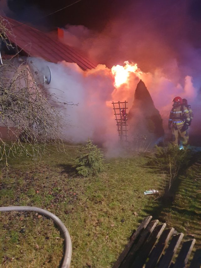 Dwa groźne pożary w ciągu dwóch dni. W ogniu stanął dom, a potem budynek magazynowy (zdjęcia)