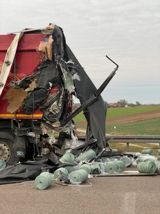 Zderzenie dwóch ciężarówek w Bogucinie. Duże utrudnienia w ruchu na drodze ekspresowej (zdjęcia)
