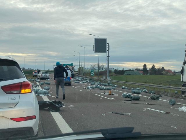 Zderzenie dwóch ciężarówek w Bogucinie. Duże utrudnienia w ruchu na drodze ekspresowej (zdjęcia)