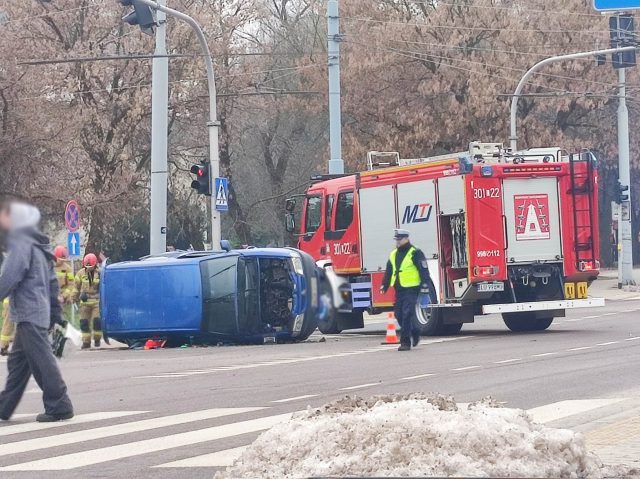 Wjechał na czerwonym, doprowadził do wypadku. Wszystko nagrała kamera (zdjęcia, wideo)