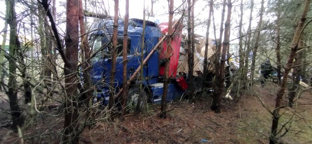 Zakończyły się utrudnienia w ruchu na drodze krajowej nr 19. Roztrzaskana ciężarówka została usunięta (zdjęcia)