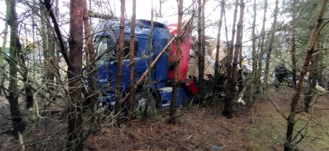 Zakończyły się utrudnienia w ruchu na drodze krajowej nr 19. Roztrzaskana ciężarówka została usunięta (zdjęcia)