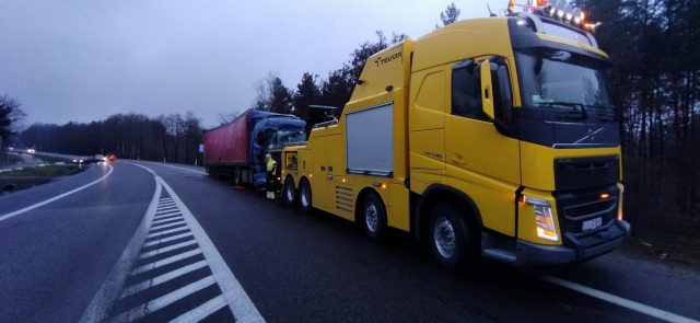 Zakończyły się utrudnienia w ruchu na drodze krajowej nr 19. Roztrzaskana ciężarówka została usunięta (zdjęcia)