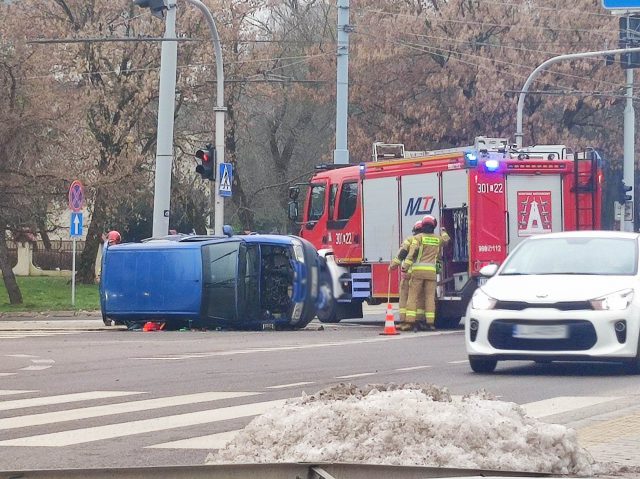 Groźne zdarzenie drogowe na skrzyżowaniu w Lublinie. Jeden z pojazdów przewrócił się na bok (zdjęcia)