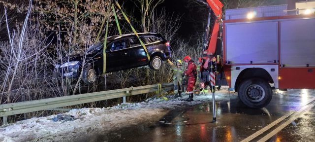 Kierowca forda, który wjechał do rzeki, był pijany. O mało nie utonął (zdjęcia, wideo)